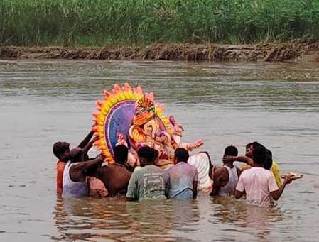 Gori's son left, lots of colors and gulaal were showered