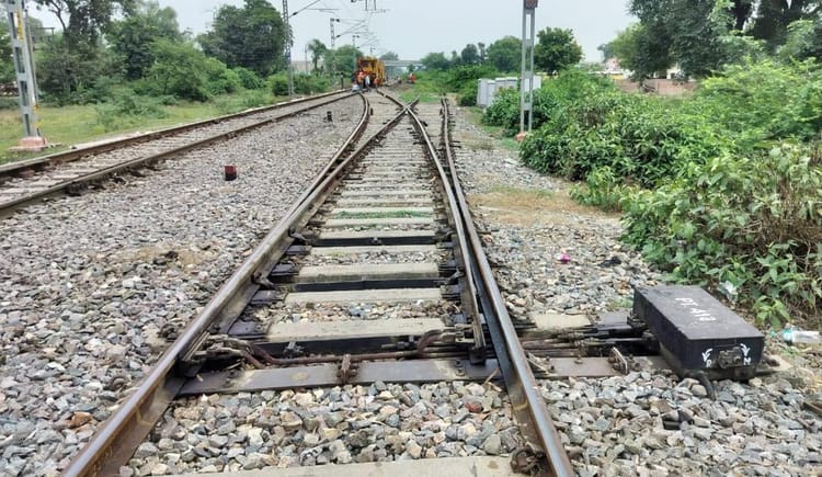 ऋषिकेश: 30 सितंबर तक रद्द रहेगी हेमकुंड एक्सप्रेस, जम्मू कश्मीर में बादल फटने से बह गए कई रेलवे पुल और ट्रैक