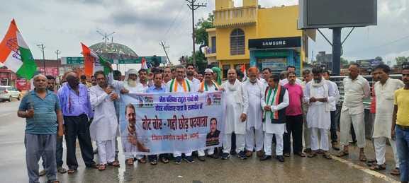 Congress took out a march in Sahaswan, raised slogans of vote thief leaving the throne