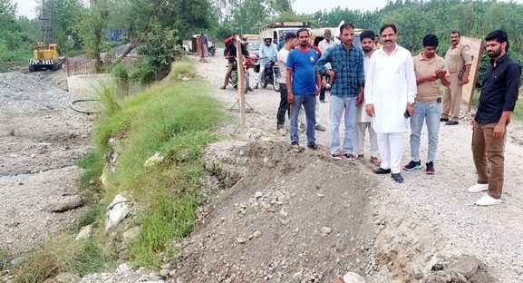 MLA inspected the broken road of Sultanpur-Gandevad road