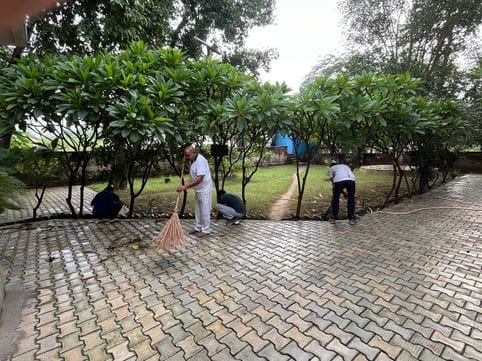 Police gave the message of Shramdaan by running cleanliness campaign