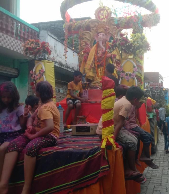 Immersion procession with musical instruments