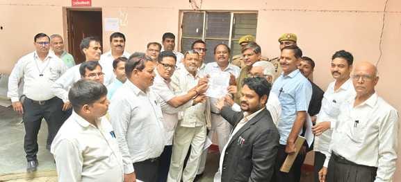 Demand to dismiss the accountant who misbehaved with the advocate