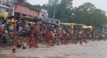 Devotees took bath in Ganga on Radha Ashtami