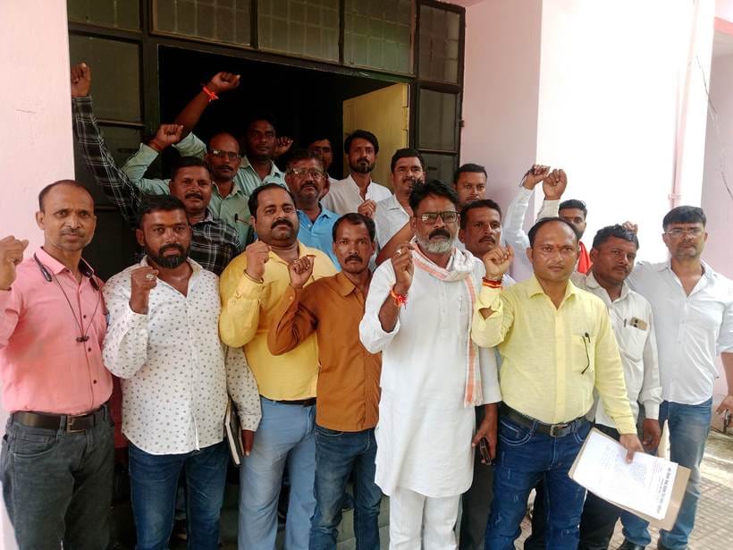 Employment servants demonstrated and submitted a memorandum