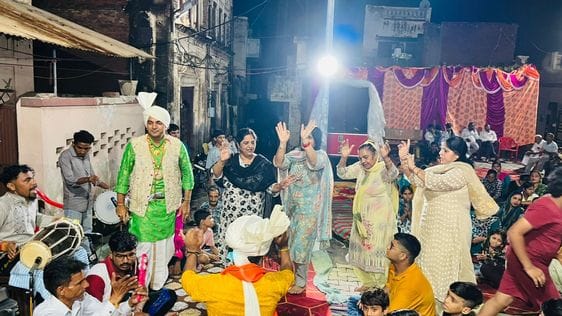 Devotees danced to devotional songs during Ganesh festival