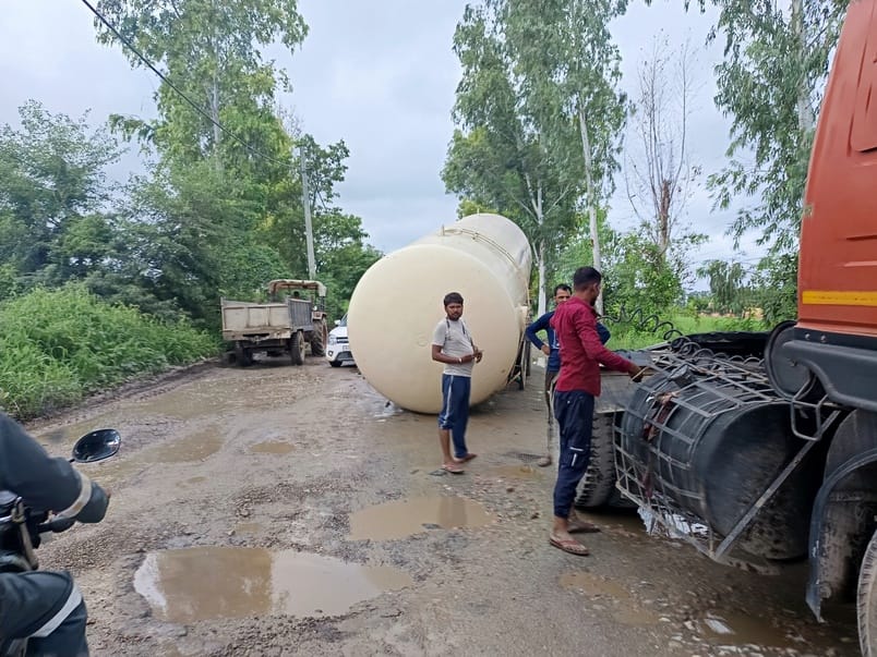 The capsule of the truck broke due to a deep pit