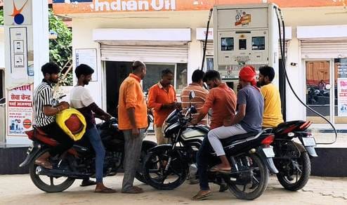 Petrol pump gave fuel without helmet, no action taken