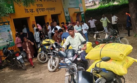Crowd of farmers reduced, shortage of urea resolved