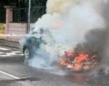 A moving car caught fire, the couple had a narrow escape