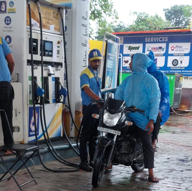 No helmet, full fuel... nobody followed the new rule
