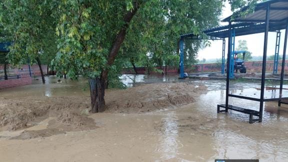Water entered the cremation ground, causing trouble for the last rites.