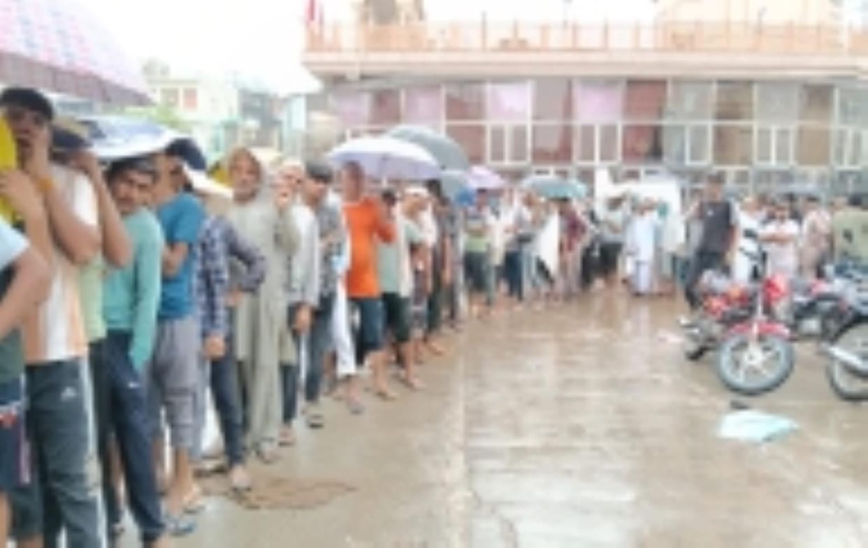 There was a commotion during the distribution of fertilizers at the center, the police had to pull the farmers out