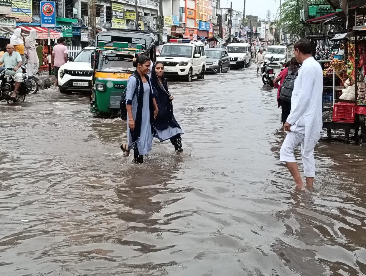 80 mm of rain fell, water filled up to knees on the roads