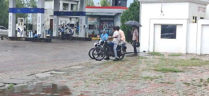'No helmet-no petrol' did not work, two-wheeler riders took petrol without helmet