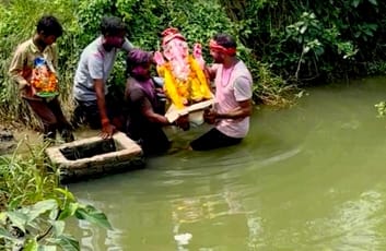 Devotees bid farewell to Bappa, chanting of Ganpati Bappa Morya
