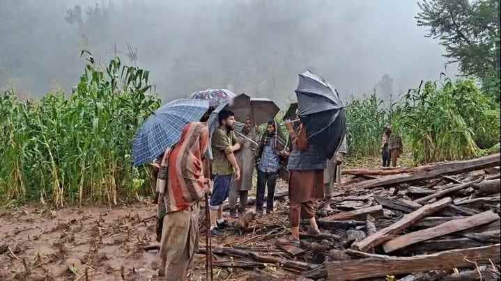 ढह गए मकान के पास खड़े लोग। संवाद