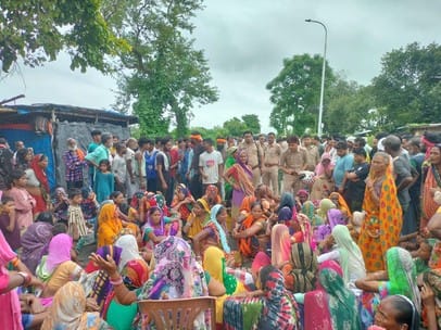 Angry with the death of the laborer, the relatives and villagers blocked the road by placing the dead body