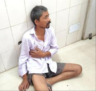 A drunk sanitation worker reached the SP office and abused the people
