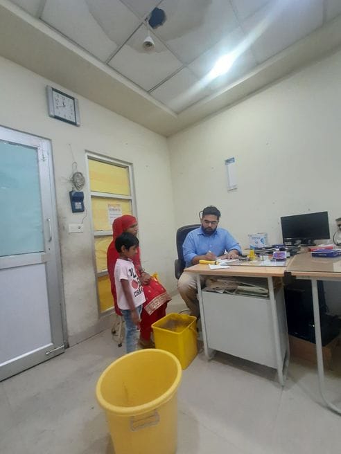 Treatment under a leaking roof in the hospital, doctors and patients are upset