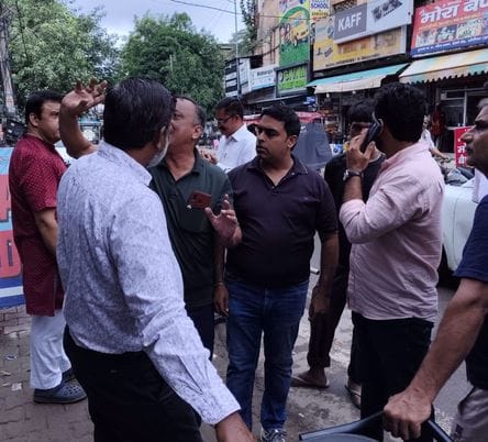 Shopkeepers protested against the challans being issued by the Municipal Corporation