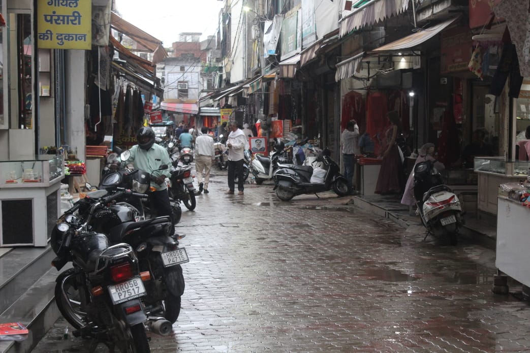 The market suffered a loss of Rs 6 crore due to rain