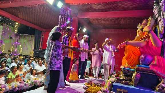 Devotees performed aarti of Ganesh ji