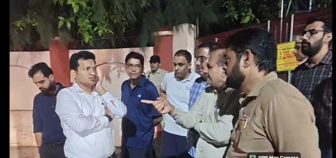DC came out at night, saw waterlogging and asked for answers from the officials
