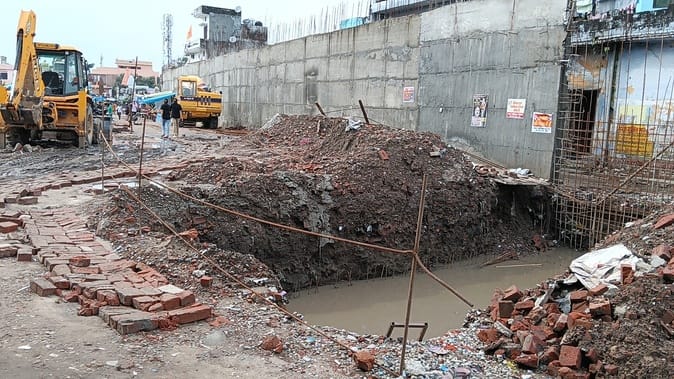 Water filled in the foundation, construction of Shiv Mandir corridor stopped