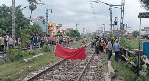 Bettiah bihar news Painful death of young man cut off from train police investigation today news