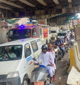 Heavy traffic jam in Sarojini Nagar and Banthra area due to rain