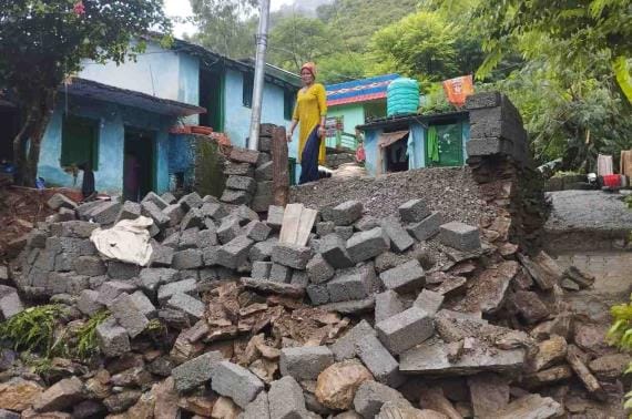 Boulders falling again in Mangarh, more than 50 families in panic