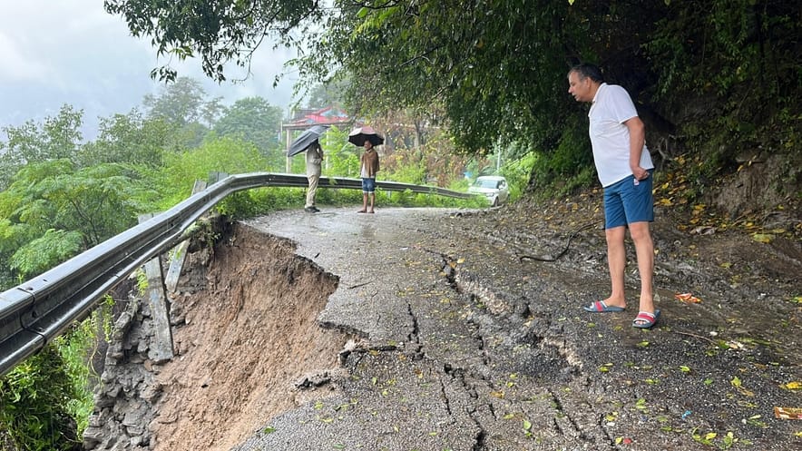 Landslide on Akhada Bazar-Upper Sultanpur road threatens many houses