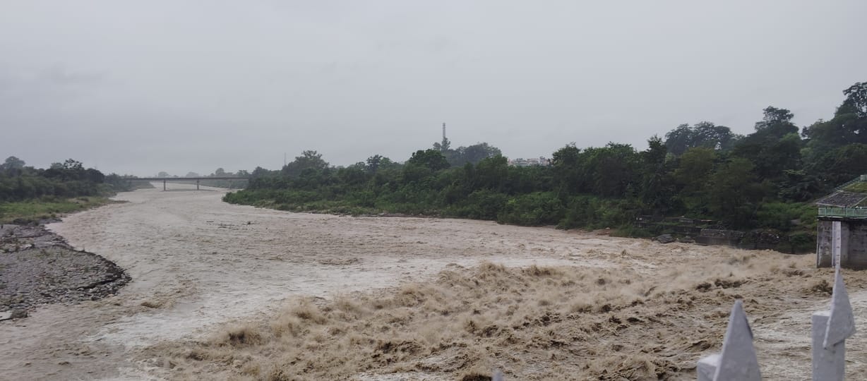 कोसी बैराज पर कोसी नदी का बढ़ता जलस्तर।