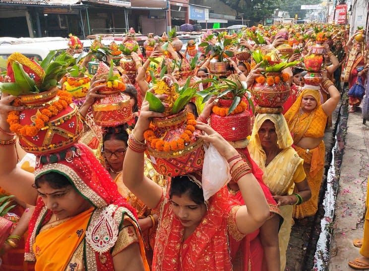 A grand Kalash Yatra was taken out before Bhagwat