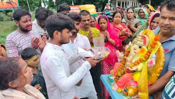 Farewell to Ganpati Bappa by taking out procession with drums
