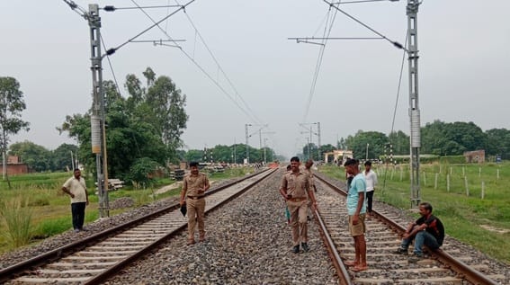A young man was hit by a train, his body was dragged for 500 meters