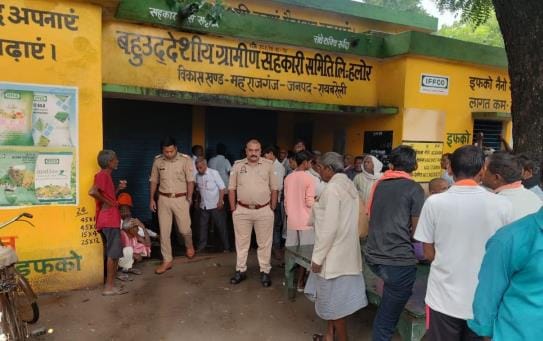 Crowd of farmers gathered for fertilizer