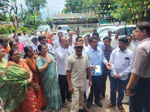 मामले में ज्ञापन देते ग्रामीण।