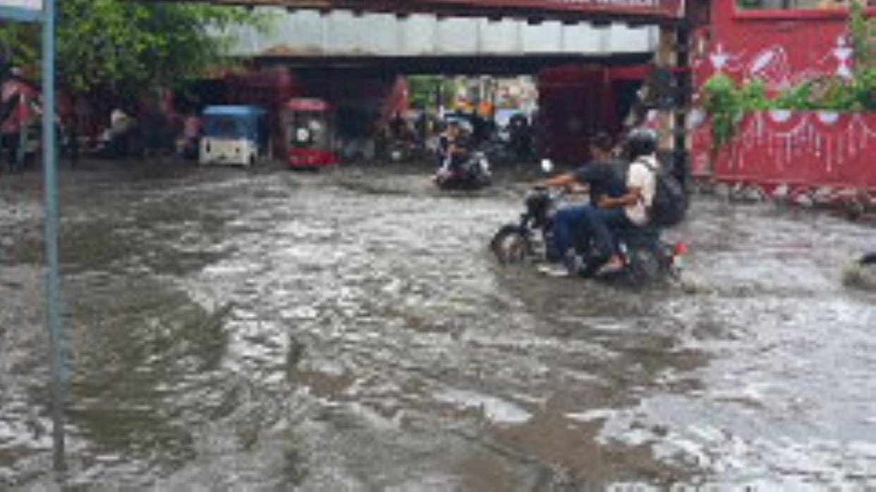 Waterlogging occurred at many places due to half an hour of rain