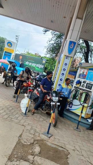 No helmet-no petrol: Notice was put up, but everyone filled petrol
