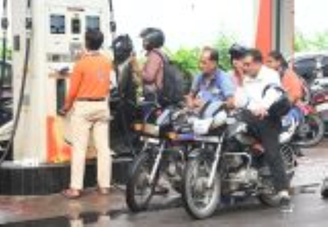 The responsible people fulfilled the formalities, the order of no helmet, no fuel remained ineffective