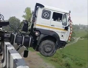 Truck hangs on Delhi-Yamunotri Highway flyover, major accident averted