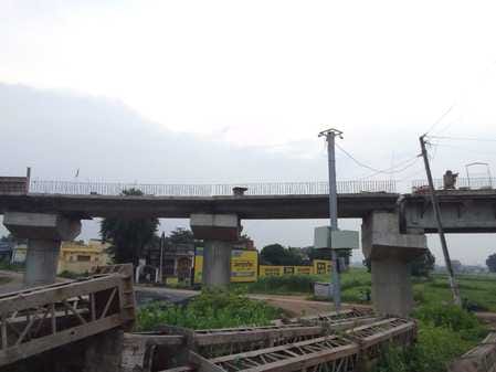 Work on Aamghat railway overbridge is slow, problems increase