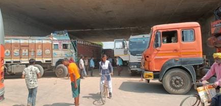 Due to the arbitrariness of truck drivers, there was a long jam on the highway, pedestrians kept struggling