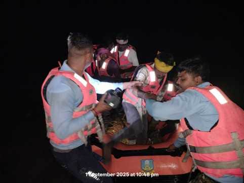 नदी में फंसे लोगों का किया गया रेस्क्यू।