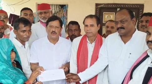 SP MP handed over a cheque of Rs 1 lakh to the victim's family