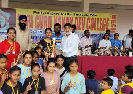 The winning participants and teams were felicitated