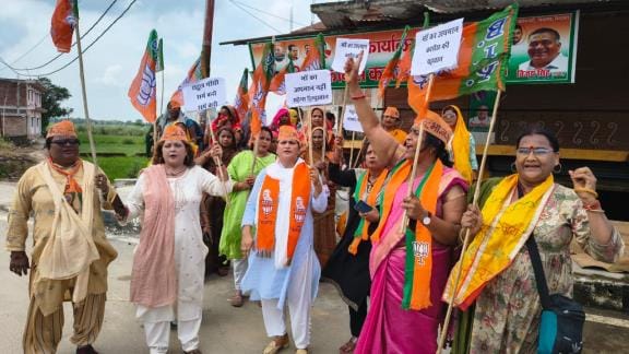 BJP Mahila Morcha demonstrated in front of Congress office