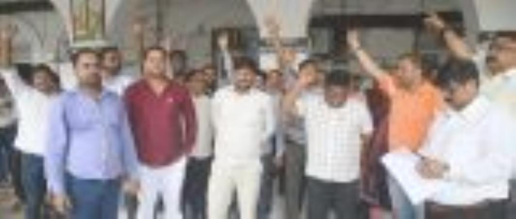 Protest in the Municipal Corporation to cancel the FIR